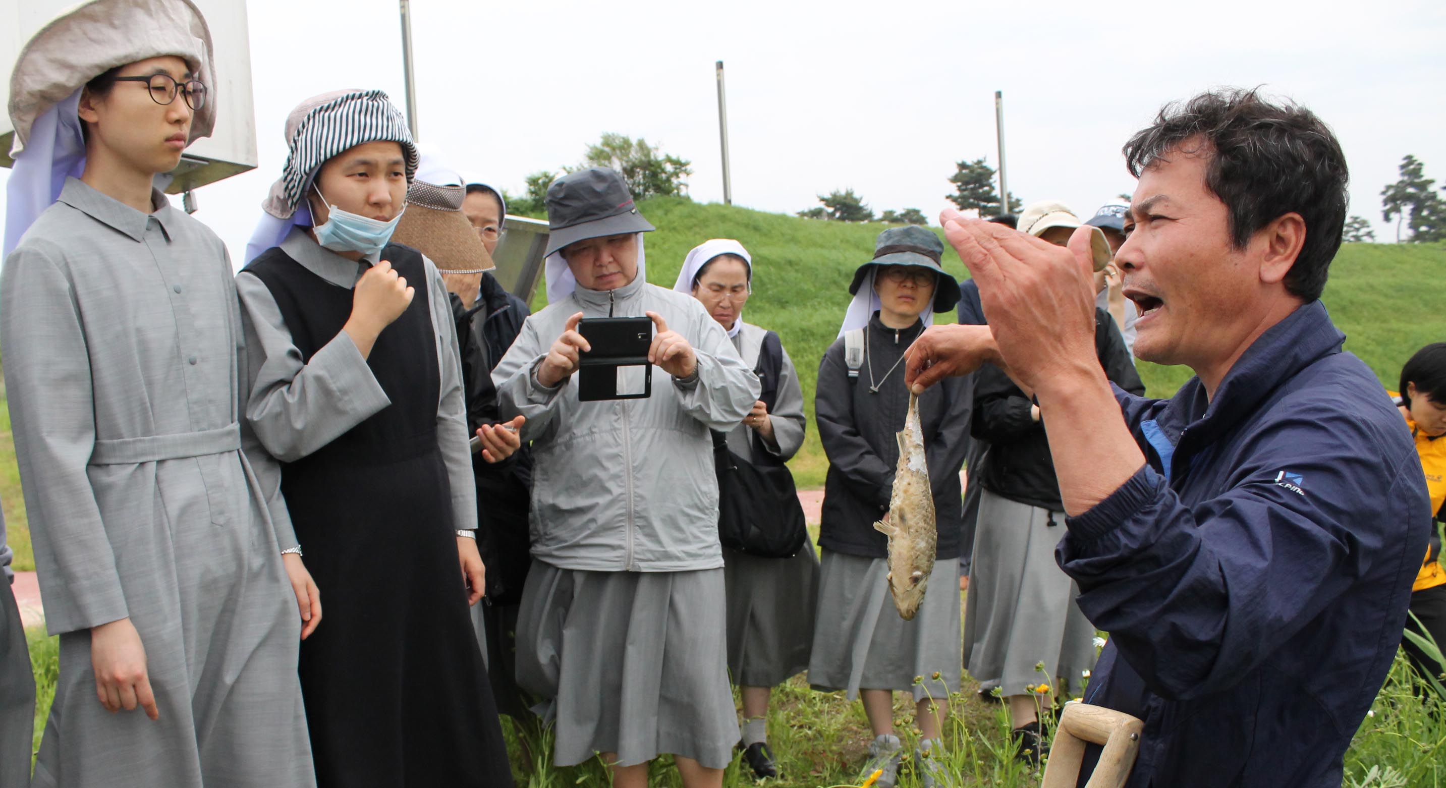 지난 12일 성가소비녀회 수녀들이 금강을 찾았다. 김종술 기자가 현장특강을 진행하고 있는 모습