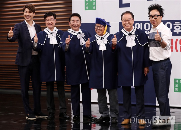 '세모방' 신구의 조화 24일 오후 서울 상암동 MBC사옥에서 열린 MBC 새 예능 <세모방: 세상의 모든 방송> 제작발표회에서 박수홍, 임백천, 허참, 송해, 이상벽, 박명수가 포토타임을 갖고 있다. <세모방: 세상의 모든 방송>은 국내를 비롯한 세계 곳곳의 방송 프로그램에 투입된 MC군단이 실제 프로그램의 기획부터 촬영 전반에 걸쳐 리얼하게 참여하며 방송을 완성하는 야외 버라이어티 프로그램이다, 28일 오후 6시 30분 첫 방송.

