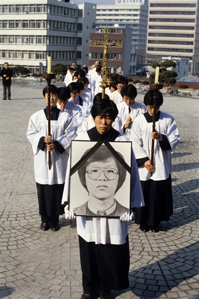 1987년 2월 7일 '2. 7 고 박종철 군 국민추도회'를 거행하고 있는 천주교 신부들