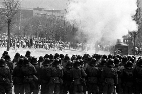 1987년 4월 23일 '박종철 군 고문 사망 100일제' 추모 시위를 벌이던 학생들에게 최루탄 다연발탄을 쏘는 전경들