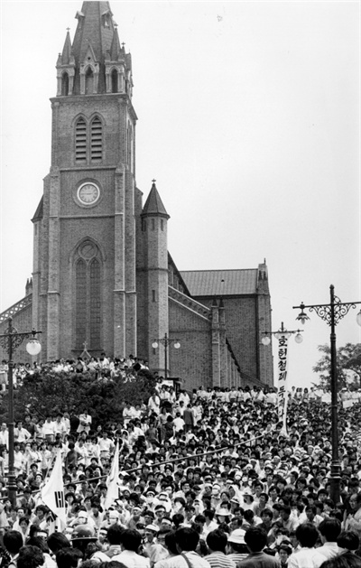  1987년 5월 14일 "호헌철폐"와 "독재타도" 현수막을 내걸고 명동성당에서 집회를 진행 중인 시민들