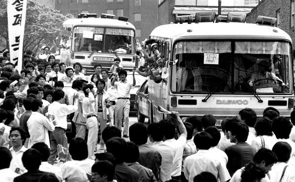 1987년 6월 버스에서 구호를 외치는 학생들과 이를 지켜보며 박수치는 시민들