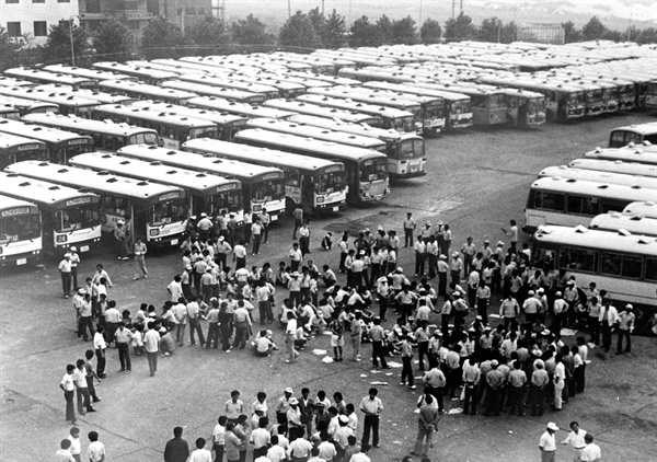 1987년 8월 요구사항을 관철하기 위해 "버스 운행 중단"을 선언하고 집회를 개최한 삼선 버스기사들