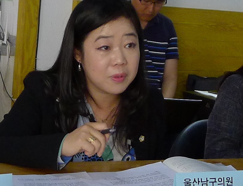 이미영 구의원이 24일 열린 고래생태 시민프로그램 라운드토론회에 참석해 울산 남구의 토론회 장소 대여 불가 문제를 지적하고 있다.