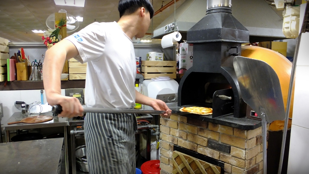 속노란 고구마 피자와 밴댕이 피자를 개발한 강화풍물시장내 화덕피자. 