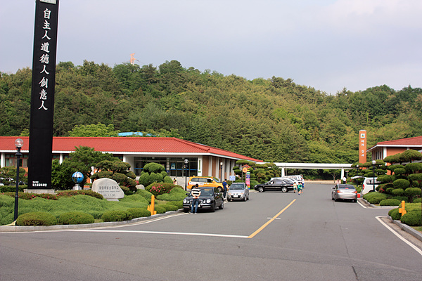 학교라는 생각이 들지 않을 정도로 단아하고 정갈한 광양제철초등학교 모습