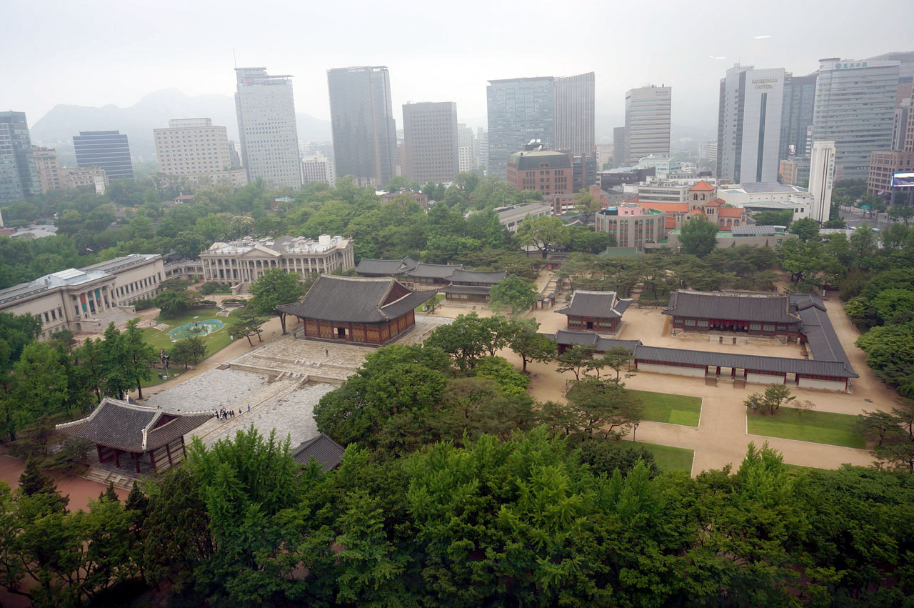 서울시청 서소문청사 전망대에서 본 덕수궁 전경. 거센 바람과 비가 내린 후 풍경입니다. 