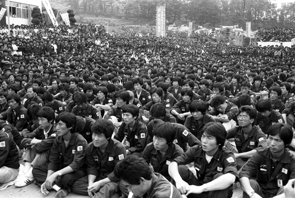 1987년 8월 24일 '고 이석규 열사 민주국민장 영결식'에 모인 동료 노동자들