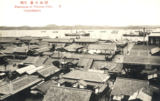 부잔교 설치 이전 군산 전경(1930년 전후). 우측으로 구 조선은행 건물이 보인다. 
