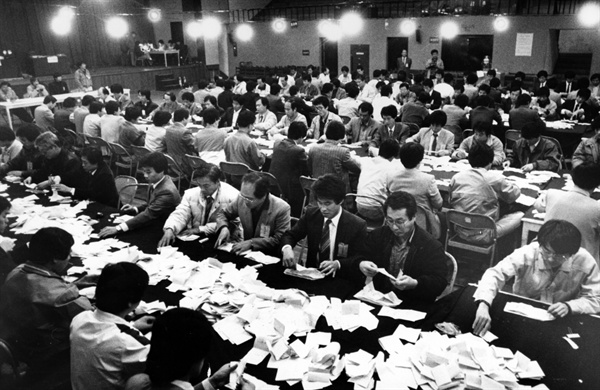 1987년 10월 27일 늦은 밤까지 '헌법 개정안 국민투표' 개표 작업을 진행하고 있는 강남구 투표소