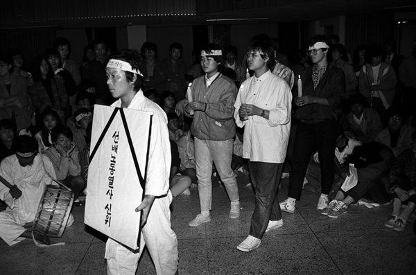 1987년 11월 1일 '서울노동조합운동연합 결성식'에 모여 선배 노동열사들의 신위를 모시고 있는 노동자들
