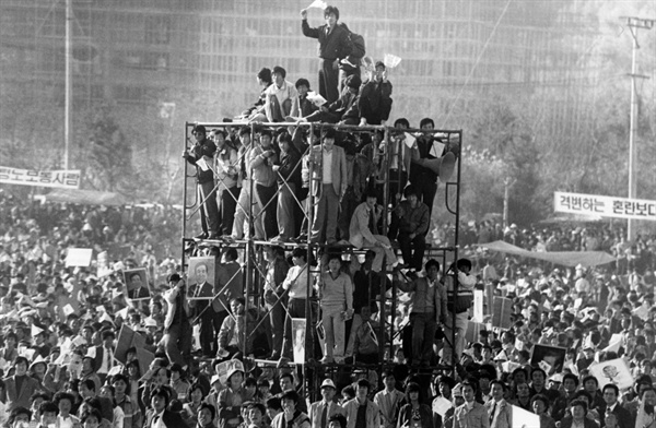 1987년 11월 22일 제13대 대통령 선거 유세에 집중하기 위해 구조물 위까지 올라간 시민들