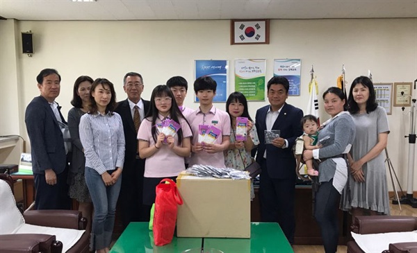 인터넷  카페 ‘소녀감성아줌마’ 회원들이 마스크를 제작하거나 구입해 김재금 김해시의원과 함께 24일 능동중학교에 전달했다.