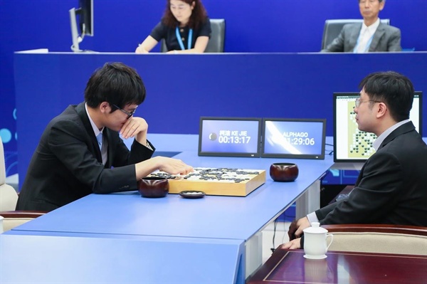 구글 딥마인드의 바둑 인공지능(AI) 알파고는 지난 23일 중국 저장성 우전의 국제인터넷컨벤션센터에서 열린 '바둑의 미래 서밋' 3번기 1국에서 중국랭킹 1위 커제 9단에게 289수 만에 백 1집 반 승을 거뒀다. 사진은 고뇌하는 커제 9단(왼쪽)과 알파고 대리인 아자황. 