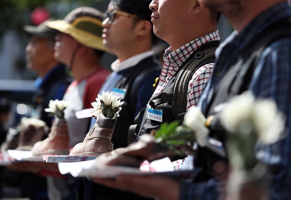 지난 4월 26일 오후 서울 보신각 앞에서 열린 4.28 산재 사망 추모 민주노총 투쟁 결의대회 참가자들이 위험 업무의 외주화 금지 등을 촉구하며 행진하고 있다. 