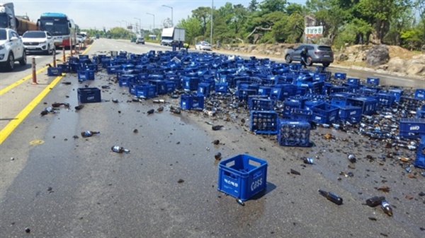 25일 오전 남해고속도로 사천나들목 인근 국도 3호선에서 화물차량에 싣고 가던 맥주병 상자가 도로에 쏟아지는 사고가 발생했다.