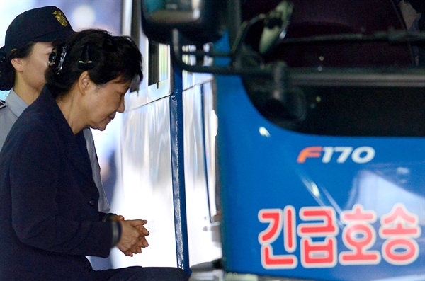 2017년 5월 25일 박근혜 전 대통령이 서울중앙지방법원에서 재판을 받은 후 구치소로 가는 호송차로 향하고 있다.