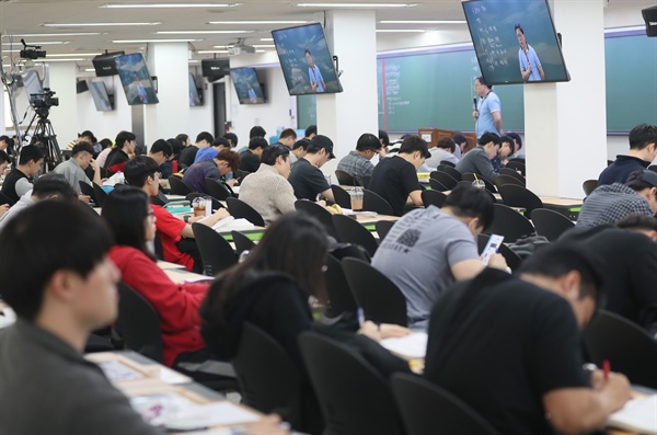 서울 동작구 노량진의 한 경찰공무원 입시학원에서 많은 학생들이 수업을 듣고 있다.