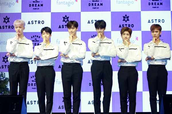 아스트로 아스트로가 26일 오후 서울 강남구 SAC아트센터에서 네 번째 미니앨범 < Dream Part.01 > 쇼케이스를 열었다. 수록곡 '너라서'와 타이틀곡 'Baby'를 선보였고, 새로운 모습으로 컴백하는 소감도 밝혔다.