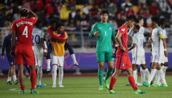  26일 경기 수원월드컵경기장에서 열린 2017 국제축구연맹(FIFA) 20세 이하(U-20) 월드컵 조별리그 A조 대한민국과 잉글랜드의 경기에서 패한 한국선수들이 아쉬워하고 있다.