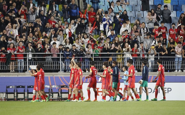  26일 오후 경기 수원월드컵경기장에서 열린 2017 국제축구연맹(FIFA) 20세 이하(U-20) 월드컵 조별리그 A조 대한민국과 잉글랜드의 경기. 0-1로 패한 한국 선수들이 그라운드를 돌며 관중들에게 인사하고 있다. 