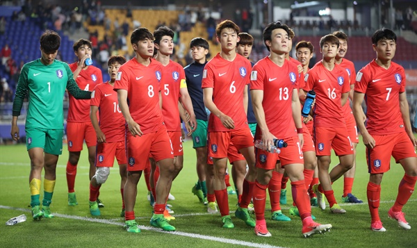  26일 경기 수원월드컵경기장에서 열린 2017 국제축구연맹(FIFA) 20세 이하(U-20) 월드컵 조별리그 A조 대한민국과 잉글랜드의 경기에서 패한 한국 선수들이 아쉬워하고 있다. 