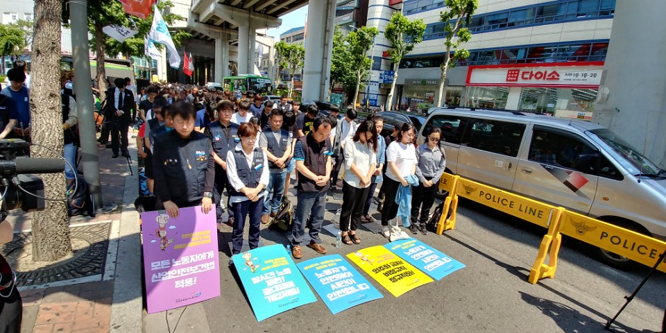 27일 오후 서울지하철2호선 구의역 출구 앞에서 열린 구의역사고 1주기 추모문화제에서 참석자들이 김군에 대한 묵념을 하고 있다. 
