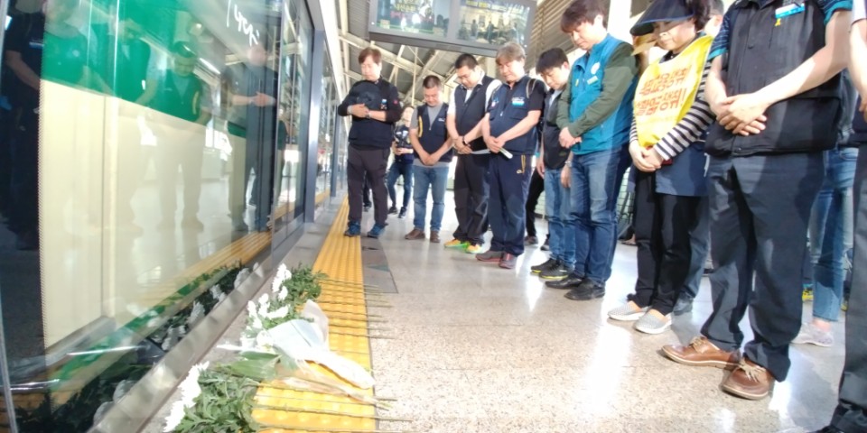 2017년 5월 27일 오후 서울지하철 구의역 승강장에서 문화제 참석자들이 헌화하고 있는 모습. 