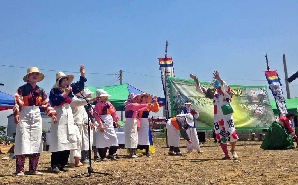 고색동 주민들로 이뤄진 고색농악단이 노래를 부르며 흥을 돋구고 있다.