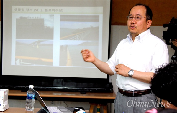 박호동 일본 신슈대학 교수가 28일 마산창원진해환경연합 회의실에서 '낙동강 퇴적저니토의 마이크로시스틴 함량 조사 결과'를 발표하고 있다.