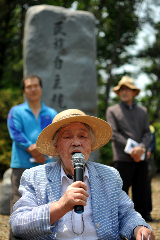 민족자주통일비 건립 15주년 기념식에 참석해 감사의 말을 전하는 정효순 선생