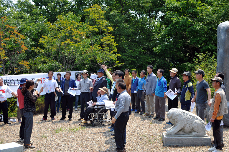 15회를 맞은 이날 기념식에는 대전충남지역 민족통일단체 회원 등 40여명이 참석했다. 기념식은 매년 5월에 기념비 앞에서 진행되고 있다. 
