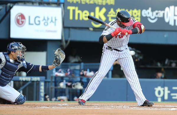  지난 24일 오후 서울 잠실야구장에서 열린 프로야구 두산 대 LG 경기. 1회말 2사 3루 때 히메네스가 몸쪽 깊은 스트라이크로 삼진아웃 당하고 있다. 