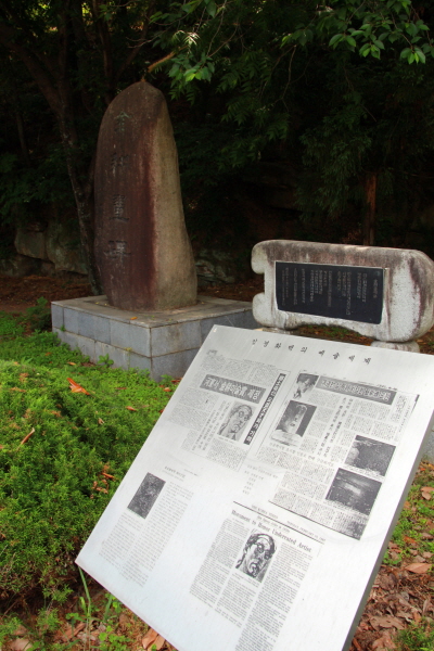 하동군 진교면 민다리 공원에는 1965년 43세의 일기로 요절한 고 김경(金耕, 1922년~1965년) 화백의 화비가 세워져 있다.