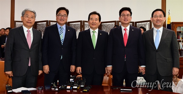 정세균 국회의장과 여야 4당 원내대표가 29일 국회 의장실에서 이낙연 국무총리 후보자 청문 보고서 논의를 위해 만나 기념촬영을 하고 있다. 왼쪽부터 국민의당 김동철, 더불어민주당 우원식 원내대표, 정 의장, 자유한국당 정우택, 바른정당 주호영 원내대표.