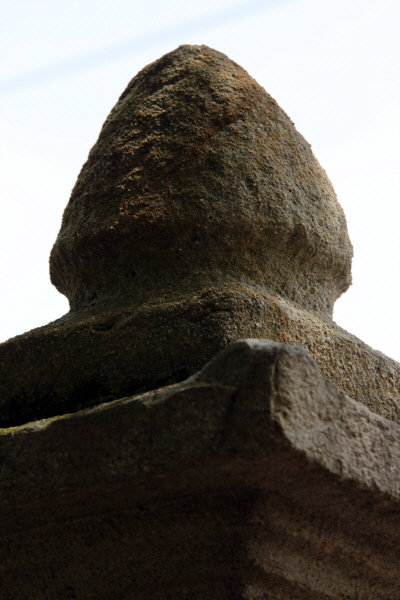 하동군 진교면사무소에 있는 '진교리삼층석탑'은 고려 시대 석탑으로 추정한다. 꼭대기 부분(상륜부)은 용의 여의주를 닮은 둥근 모양 수연(水煙)를 제외하고는 남아 있지 않다. 
