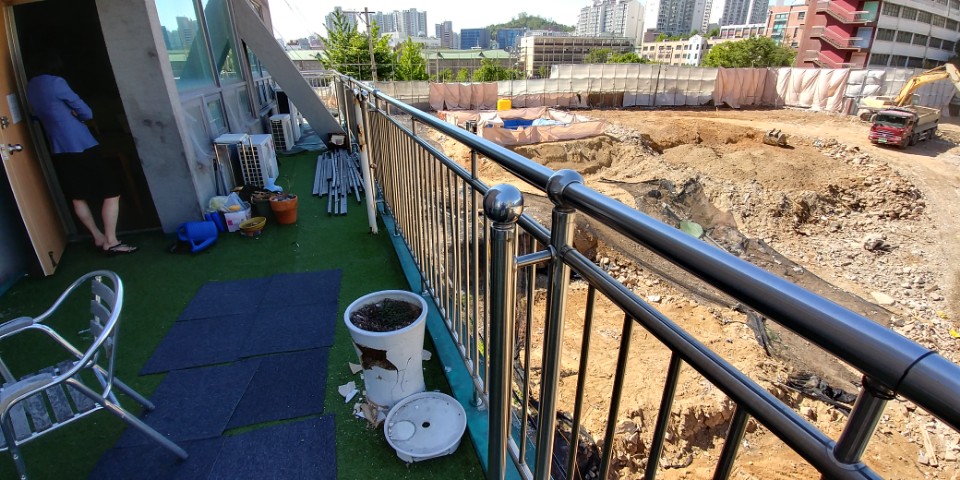 박씨의 학원이 있는 건물 뒤편에서는 철거 작업이 한창이다. 
