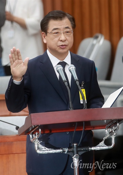 서훈 국가정보원장 후보자가 29일 오전 서울 여의도 국회에서 열린 인사청문회에 참석해 선서를 하고 있다.