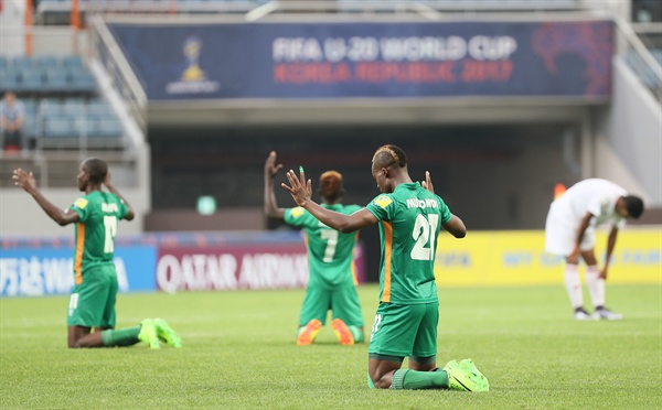  지난 24일 제주 서귀포월드컵경기장에서 열린 2017 국제축구연맹(FIFA) 20세 이하(U-20) 월드컵 조별리그 C조 잠비아와 이란의 경기에서 4대2 승리를 거둔 잠비아 선수들이 무릎꿇고 기도하고 있다. 