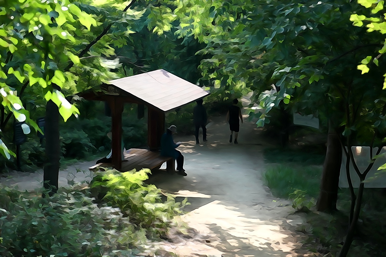 봉산 서울둘레길을 걷는 시민들