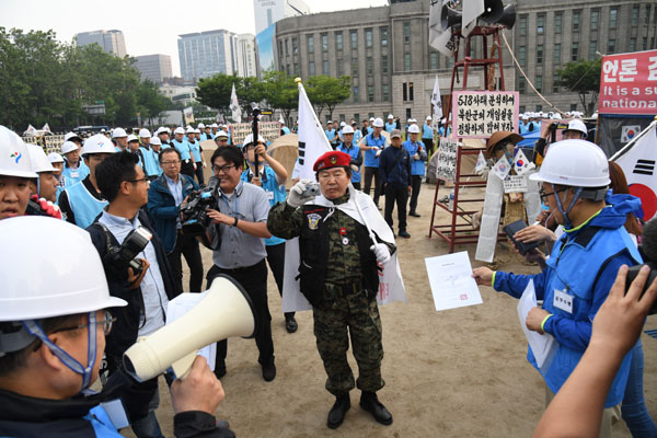  서울시가 30일 오전 서울광장에 설치된 극우단체들의 불법천막에 대해 행정대집행을 실시했다.