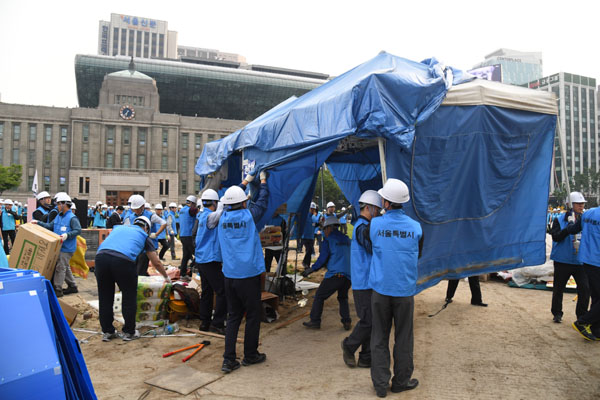 서울시가 30일 오전 서울광장에 설치된 극우단체들의 불법천막에 대해 행정대집행을 실시했다.