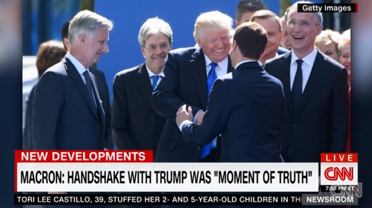에마뉘엘 마크롱 프랑스 신임 대통령과 도널드 트럼프 미국 대통령의 '강력한 악수'를 보도하는 CNN 뉴스 갈무리.