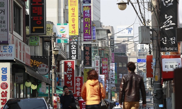 프랜차이즈 식당 폐업률이 역대 최고 수준까지 치솟은 것으로 나타났다. 지난 3월19일 공정거래위원회 가맹사업거래 통계에 따르면 2015년 문을 닫은 프랜차이즈 식당 수는 1만3천241개로 전년의 1만1천158개보다 18.7% 증가했다. 하루 평균 36곳씩 문을 닫은 셈이다. 사진은 프랜차이즈 가맹점이 밀집한 서울 논현동 먹자골목 일대. 