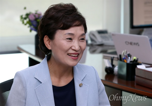 지난 5월 30일 국토교통부장관 후보자로 지명된 김현미(경기 고양정·3선) 더불어민주당 의원이 이날 오후 국회 의원회관에서 기자들의 질문에 답하고 있다. 
