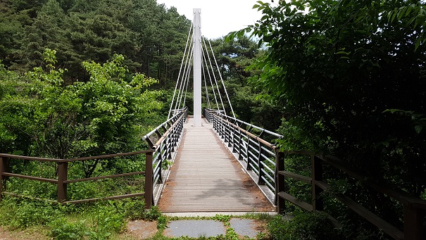 가야산교를 건너 우측으로 500여미터 정도 걸어가면, 상가리 미륵불로 가는 이정표가 나온다. 이정표를 따라 올라가면 잣나무 쉼터가 나온다. 