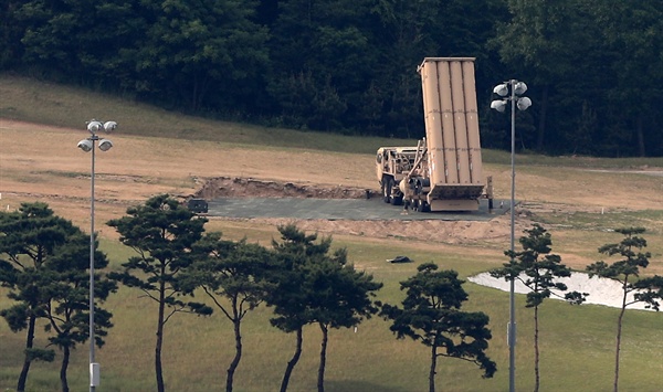 30일 오후 경북 성주군 성주골프장에서 사드 발사대가 하늘을 향하고 있다. 문재인 대통령은 이날 경북 성주에 배치된 사드(THAAD·고고도미사일발사계획) 발사대 2기 외에 추가로 4기의 발사대가 비공개로 국내에 추가 반입된 사실을 보고받고 반입 경위 등을 진상 조사하라고 관계자에게 지시했다. 