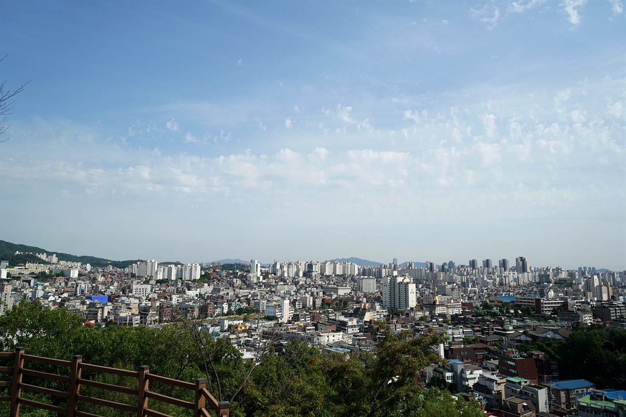비단산에서 바라본 서울 시내 풍경