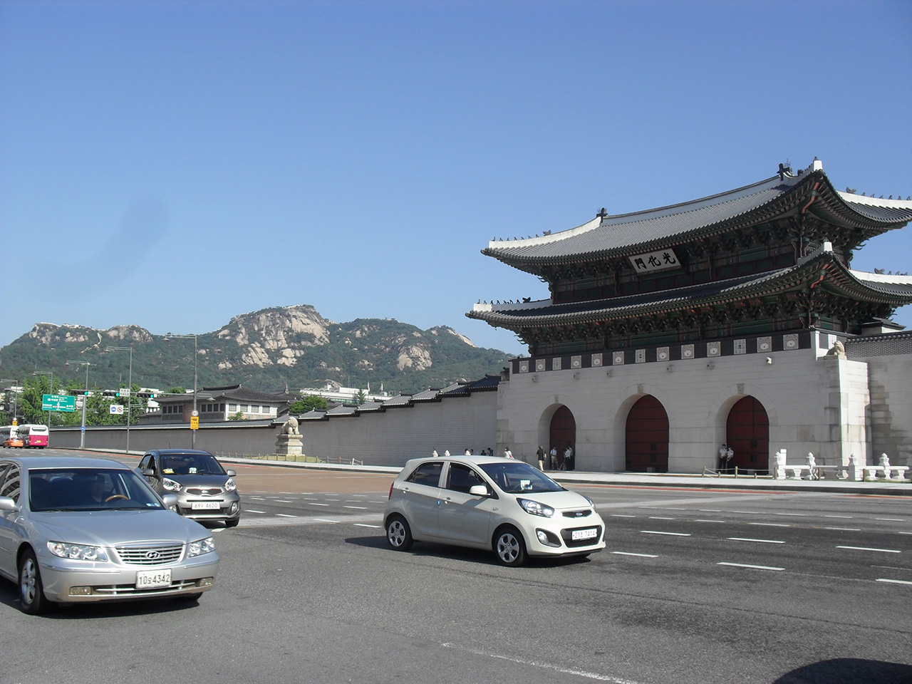  서울 경복궁 서편의 인왕산. 