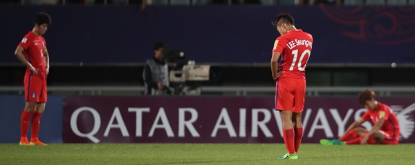  지난 30일 오후 충남 천안종합운동장에서 열린 2017 국제축구연맹(FIFA) 20세 이하(U-20) 월드컵 16강전 대한민국과 포르투갈의 경기에서 패한 한국 이승우가 아쉬워하고 있다.